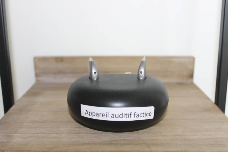 Factice d'appareil auditif chez M & l'audition