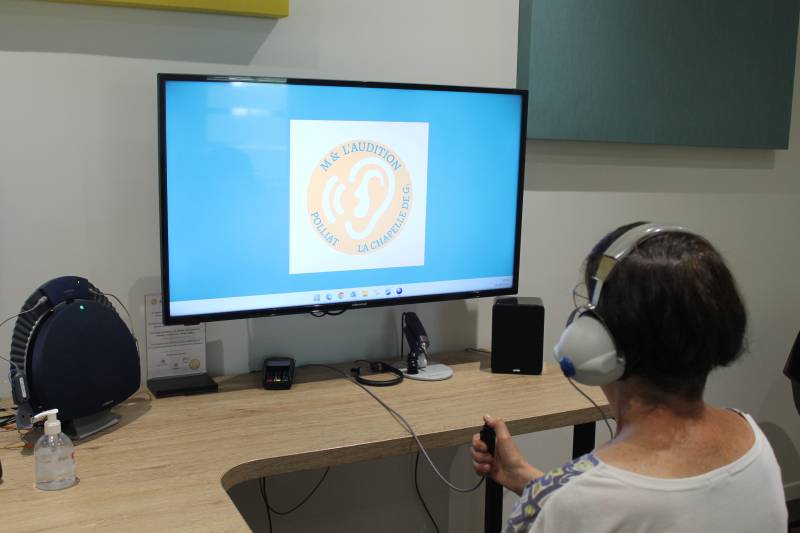 Test auditif avec une patiente chez M & l'Audition