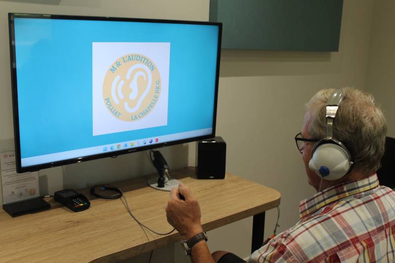 Patient en test auditif chez M & l'audition