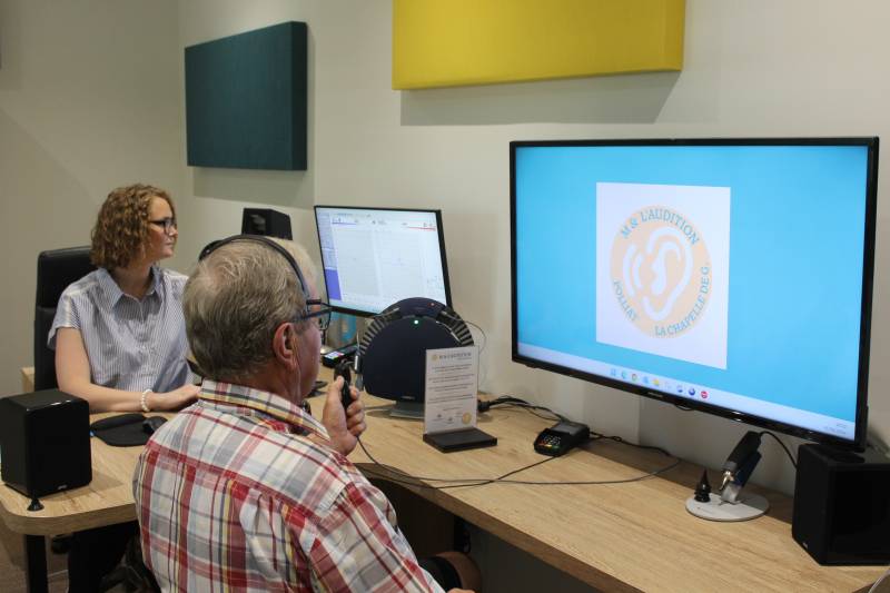 Test auditif avec un patient chez M & l'Audition