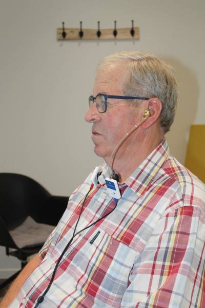 Test auditif, audiométrie aux insertschez M & l'audition